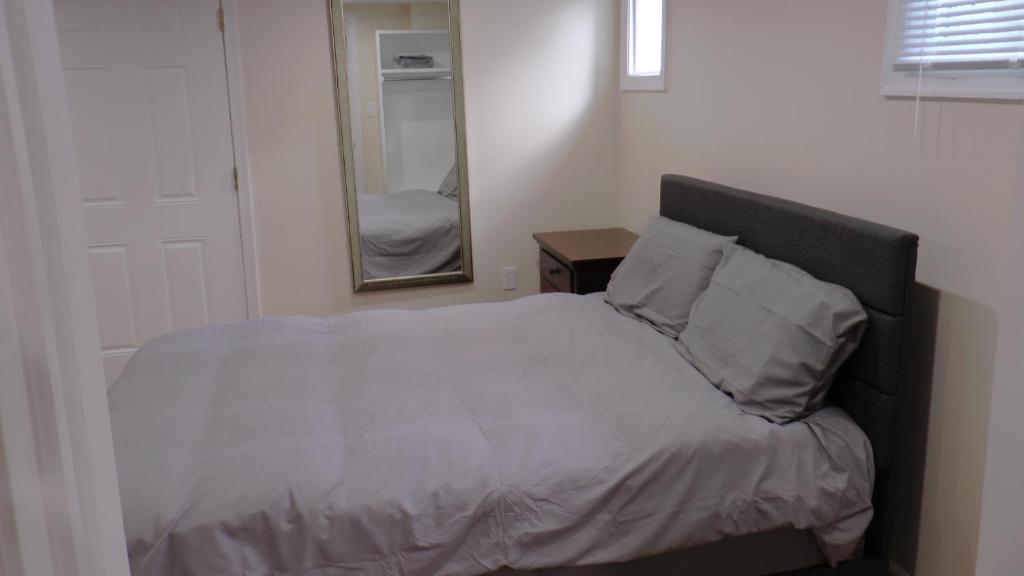 1 dormitorio con 1 cama con espejo y puerta en Lincoln Howard House, en Washington