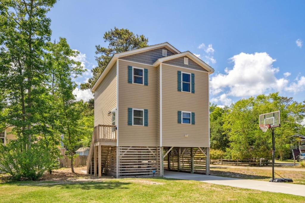 a tiny house with a basketball hoop at 5517 - Harbour Haven in Kill Devil Hills