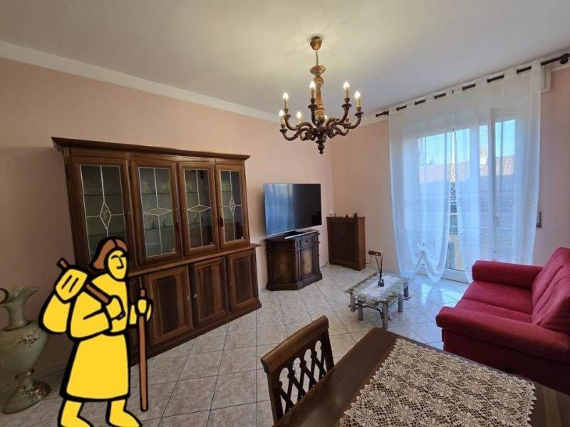 a living room with a cartoon man holding a bat at Appartamento Galileo Ferraris, in Vercelli