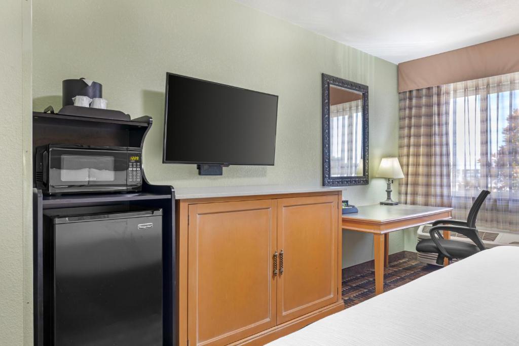 Quality Inn & Suites Plano East - Richardson - King Room - Accessible/Non-Smoking