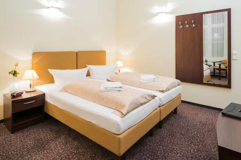 Postel nebo postele na pokoji v ubytování Upper Room Hotel Kurfürstendamm