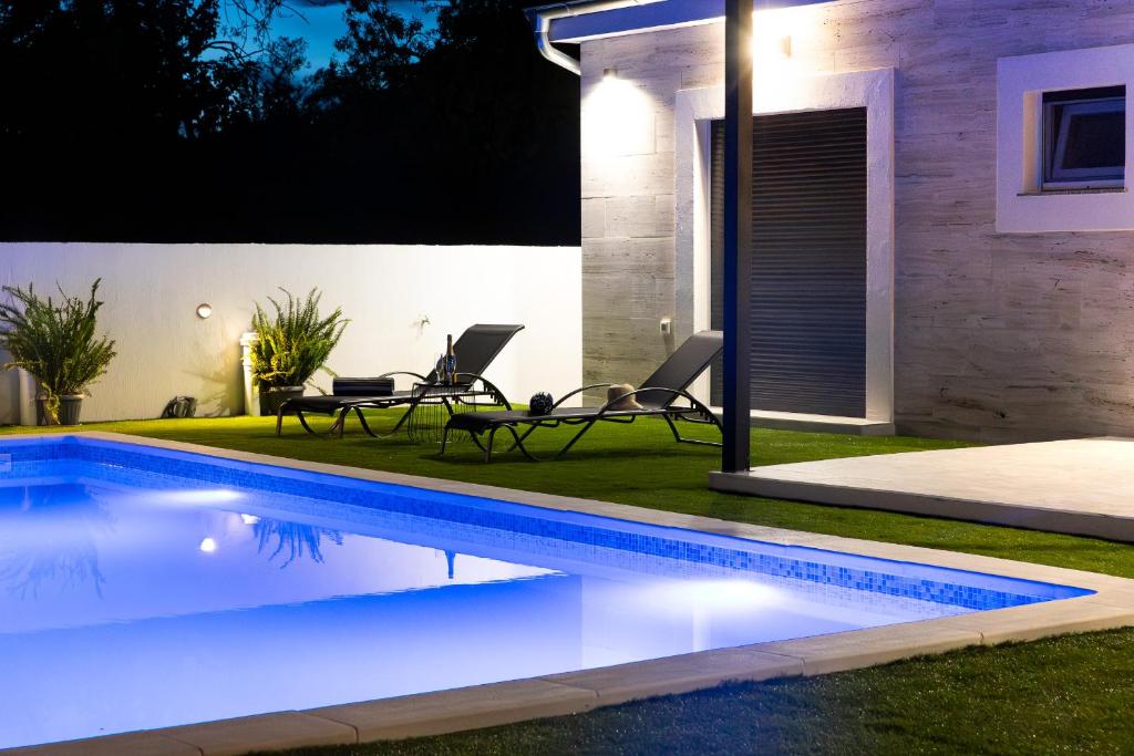 Bazén v ubytování Tranquil Holiday home Nena with swimming pool nebo v jeho okolí