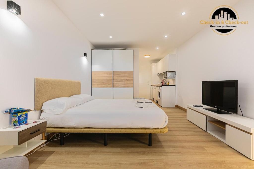 Un dormitorio con una cama y un televisor de pantalla plana. en Apartamento Calypso, en Sitio de Calahonda