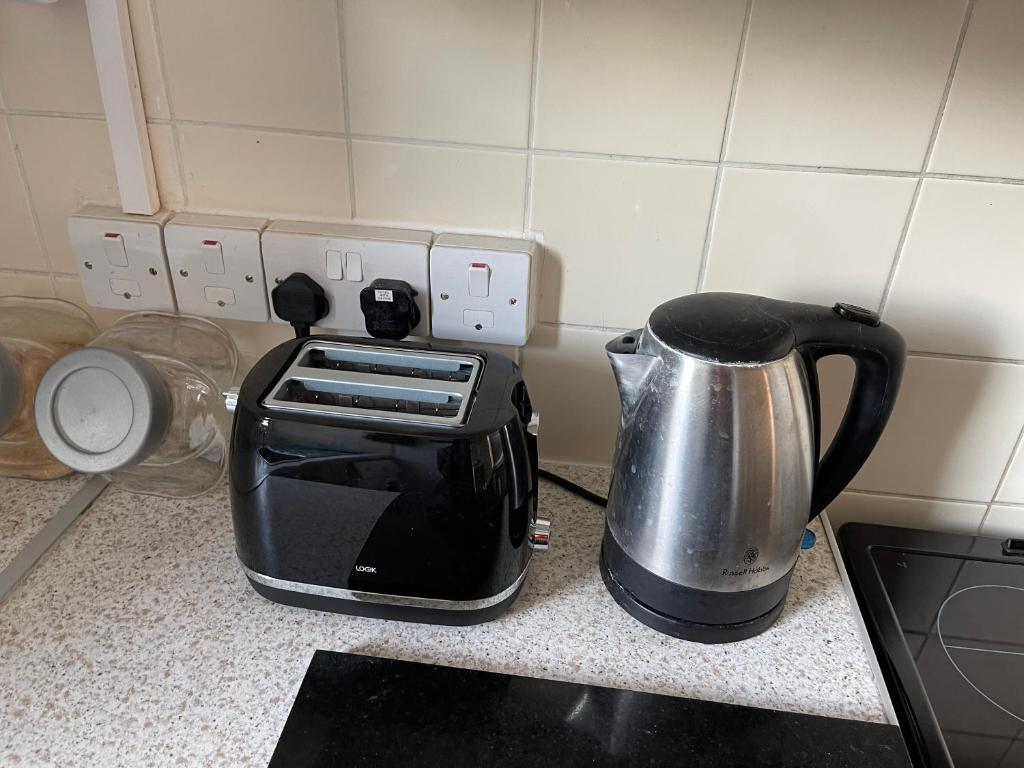 uma cafeteira sentada num balcão numa cozinha em GX Property em Londres