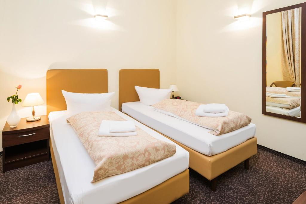 Postel nebo postele na pokoji v ubytování Upper Room Hotel Kurfürstendamm