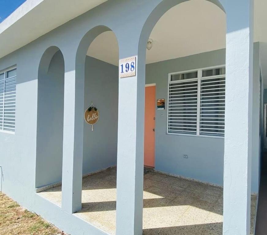 une maison avec une porte munie d'un panneau. dans l'établissement Crash Boat Coral Villa Aguadilla Big-Affordable, à Aguadilla