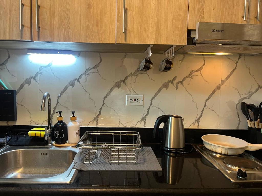 Η κουζίνα ή μικρή κουζίνα στο Modern Sanctuary Near - MOA