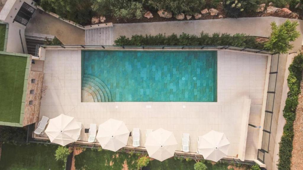 une vue aérienne d'une piscine avec des parasols dans l'établissement Best Western Plus Sanary, à Sanary-sur-Mer