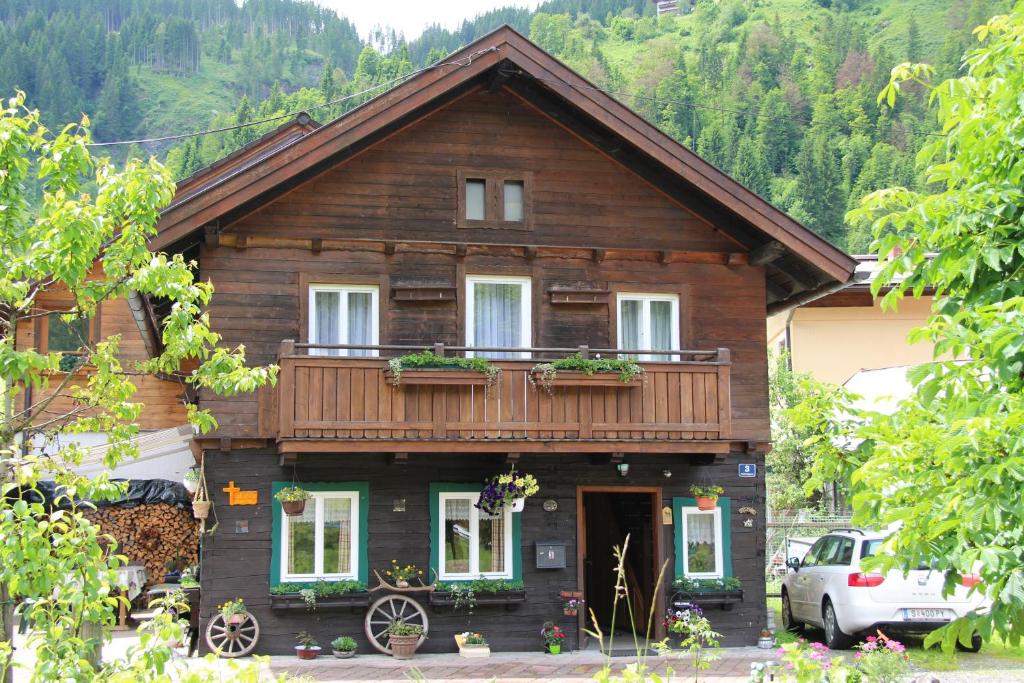 ein Holzhaus mit Balkon darüber in der Unterkunft Peterlhaus in Kleinarl