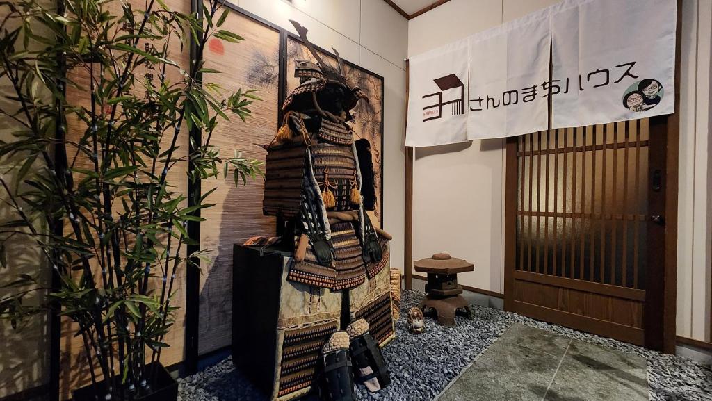 una habitación con una pared con un cuadro. en Mina's SamuraiHouse, en Takayama