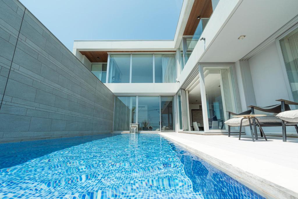 una piscina al centro di una casa di Château Marine a Kamakura