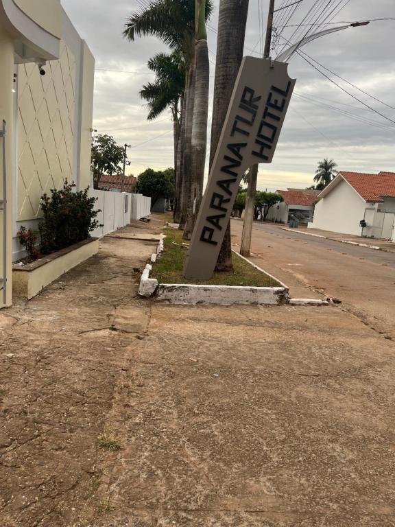 a street with a sign on the side of a road at Hotel paranatur in Pôsto Indígena Batovi