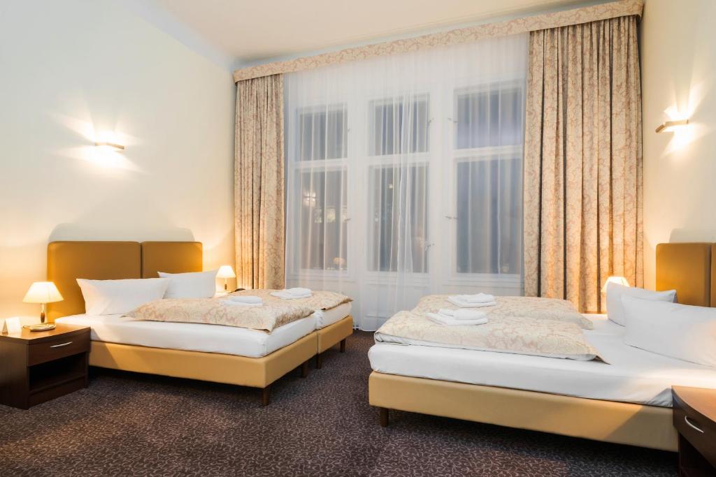 Postel nebo postele na pokoji v ubytování Upper Room Hotel Kurfürstendamm