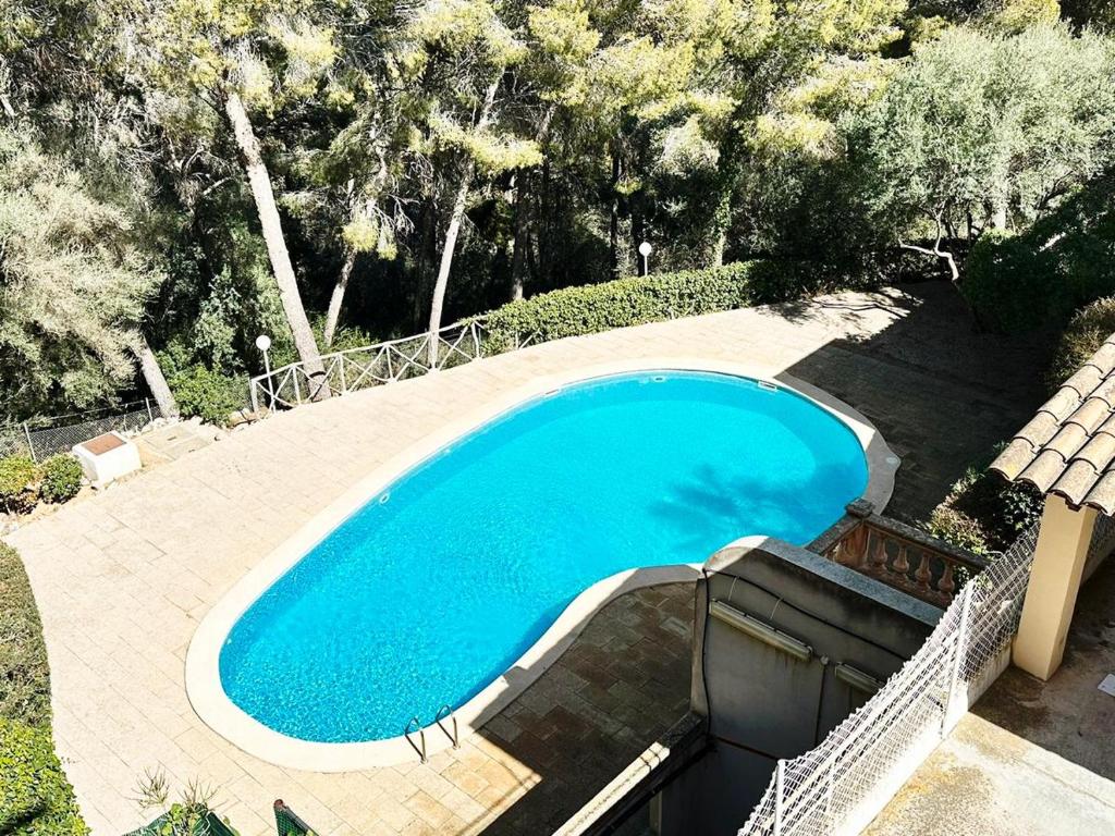 Una gran piscina azul en un patio. en Coastal Comfort Stylish Stay Near the Black Sea, en Poti