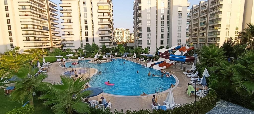 a large swimming pool with a boat in the middle at Arcadia homes avsallar in Alanya