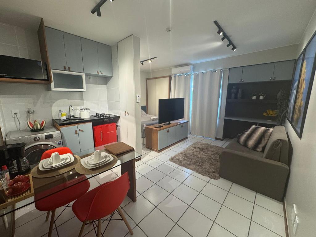 een keuken en woonkamer met een bank en een tafel bij Loft moderno e aconchegante próximo ao Aeroporto, Rodoviária Interestatual, P Federal, Casv da Empaixada - Brasília in Brasilia