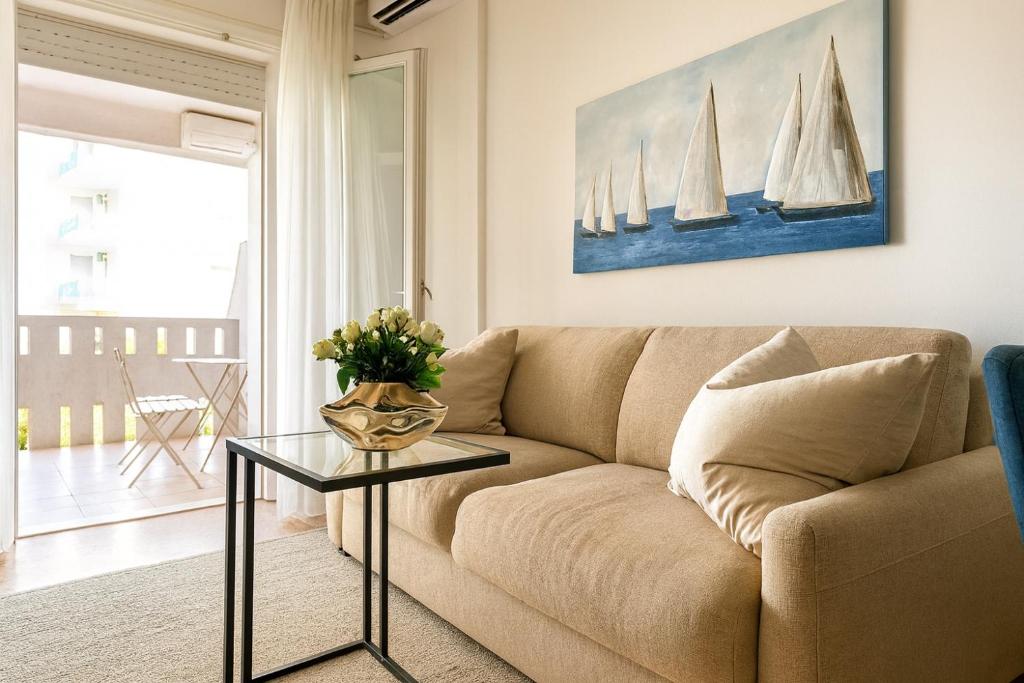 Χώρος καθιστικού στο Bay Watch apartment by the sea