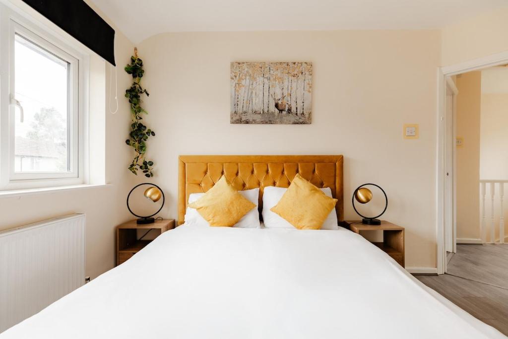 Giường trong phòng chung tại 3BR, Sleep6,Contractors,Families 2 min to Westham & Starlane