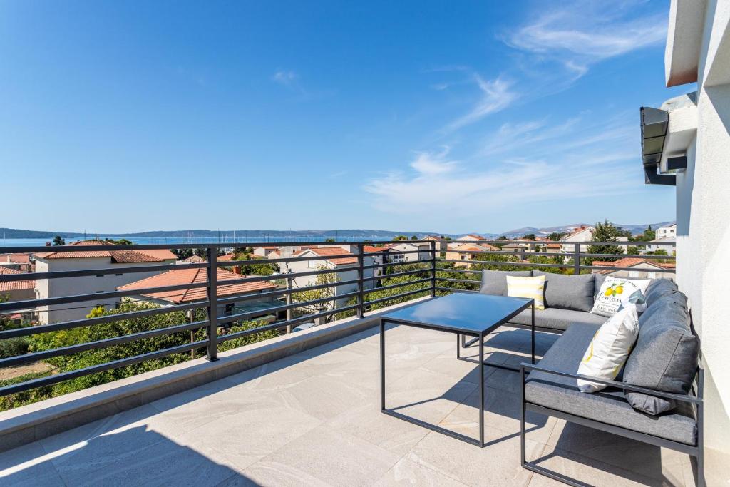 B luxury apt near beach w big terrace & sea view