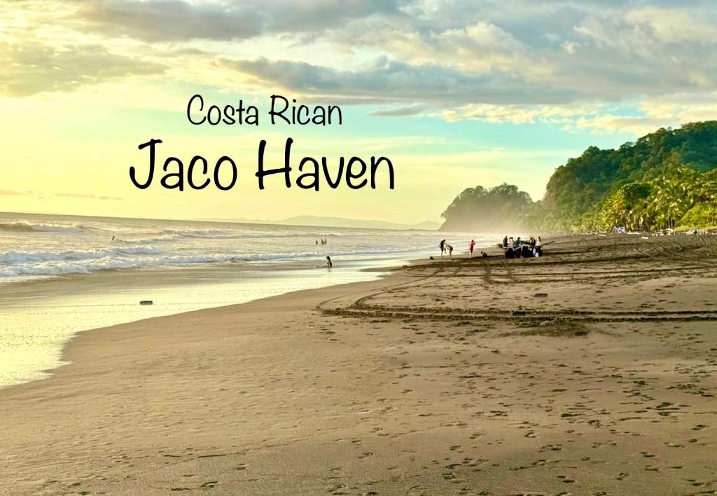 Una vista de la playa en Salsahaven, Costa Rica. en Costa Rican Jaco Haven, en Jacó