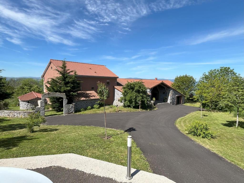 Un camino frente a una casa con entrada para autos en Charmante maison d'hôtes avec salle de sport et repas maison - FR-1-582-507, en Saint-Bérain
