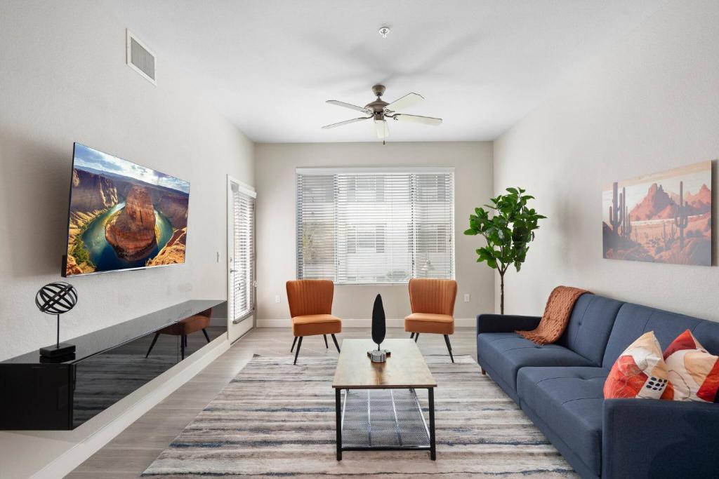 Gallery image of Stylish Navy Retreat: Pool & Hot Tub Access in Tempe Junction