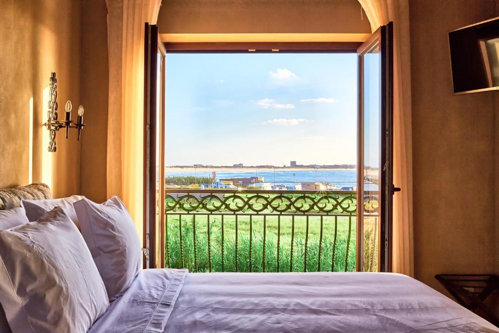 Silver Coast Beach Residence - 6