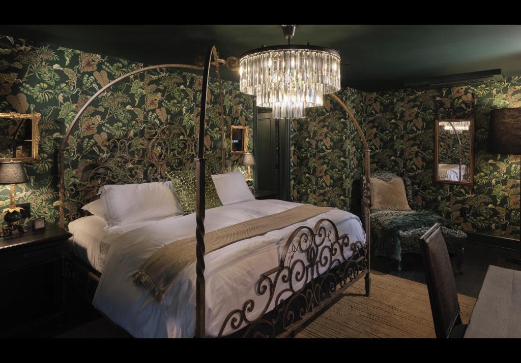 Un dormitorio con una cama y una lámpara de araña. en Carversville Inn, en New Hope