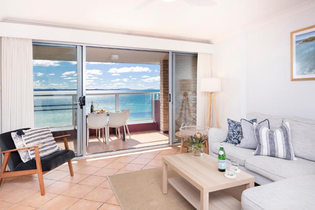 ein Wohnzimmer mit Blick auf das Meer in der Unterkunft El Sandi, Unit 10, 14-18 North Street in Forster
