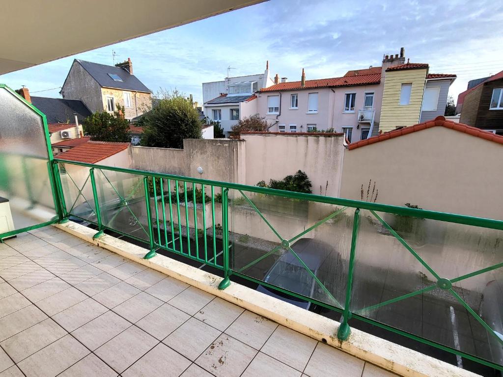 Appartement T2 : grande terrasse équipée, parking, à 200m de la mer et 400m de la plage