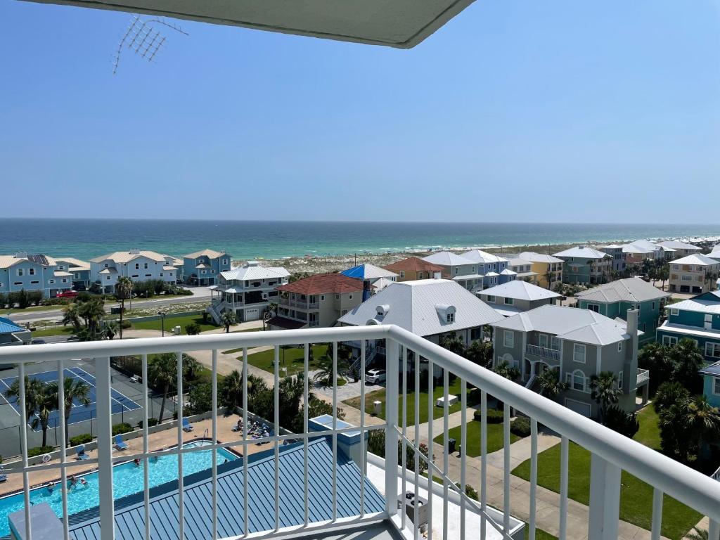 Una vista de la playa desde el balcón de un resort. en 1 Bedroom Condo with Amazing View, en Pensacola Beach