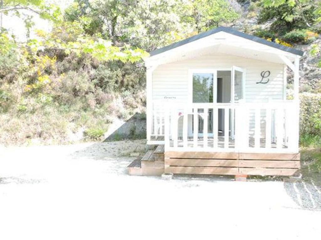 Το κτήριο όπου στεγάζεται  το κάμπινγκ