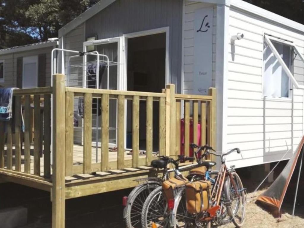 Φωτογραφία από το άλμπουμ του Mobil-home 4 pers avec terrasse | 2 chambres - API-1-52-504 σε Saint-Michel-Chef-Chef