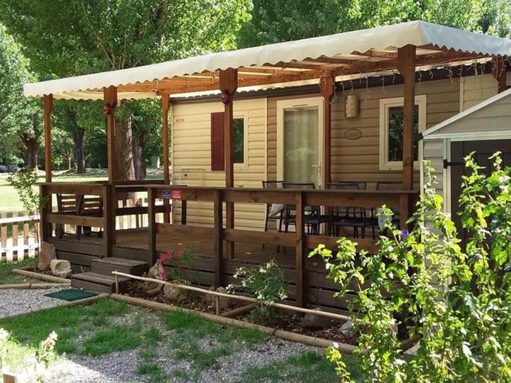 Κήπος έξω από το Mobil home spacieux avec terrasse - 8 personnes - API-1-52-408