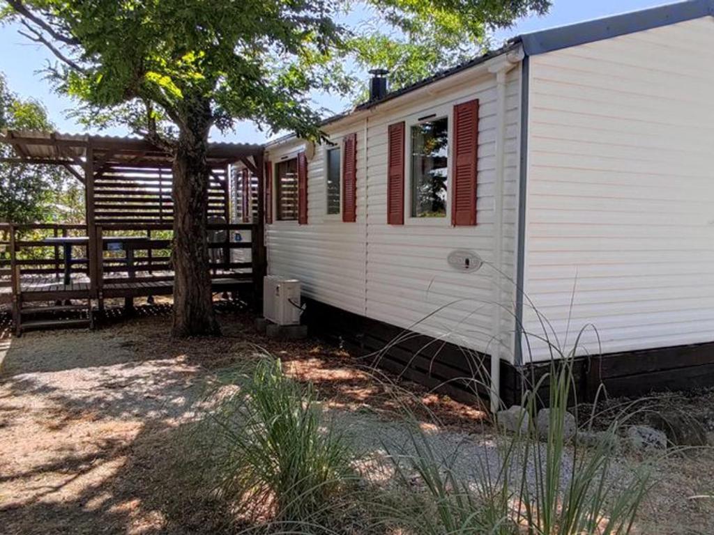 Το κτήριο όπου στεγάζεται  το κάμπινγκ