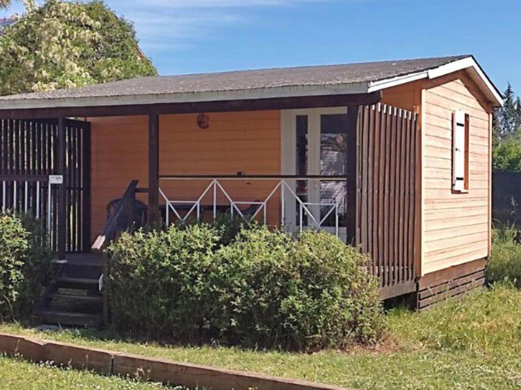 Το κτήριο όπου στεγάζεται  το κάμπινγκ