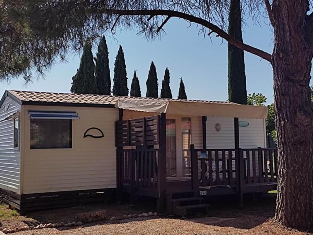 Το κτήριο όπου στεγάζεται  το κάμπινγκ