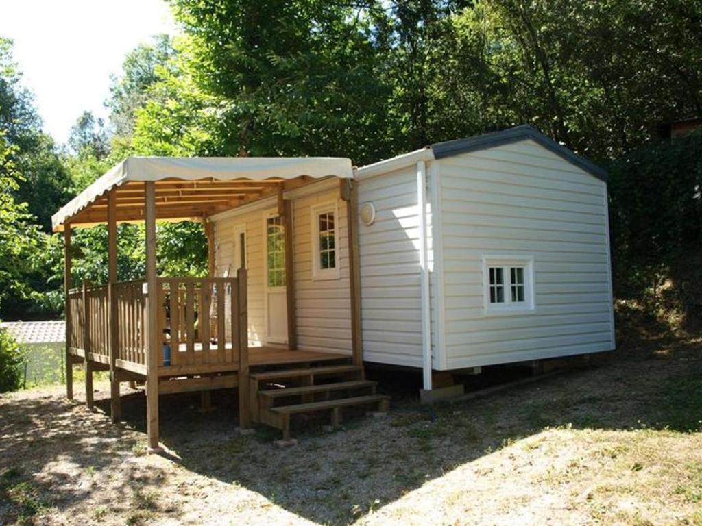 Το κτήριο όπου στεγάζεται  το κάμπινγκ