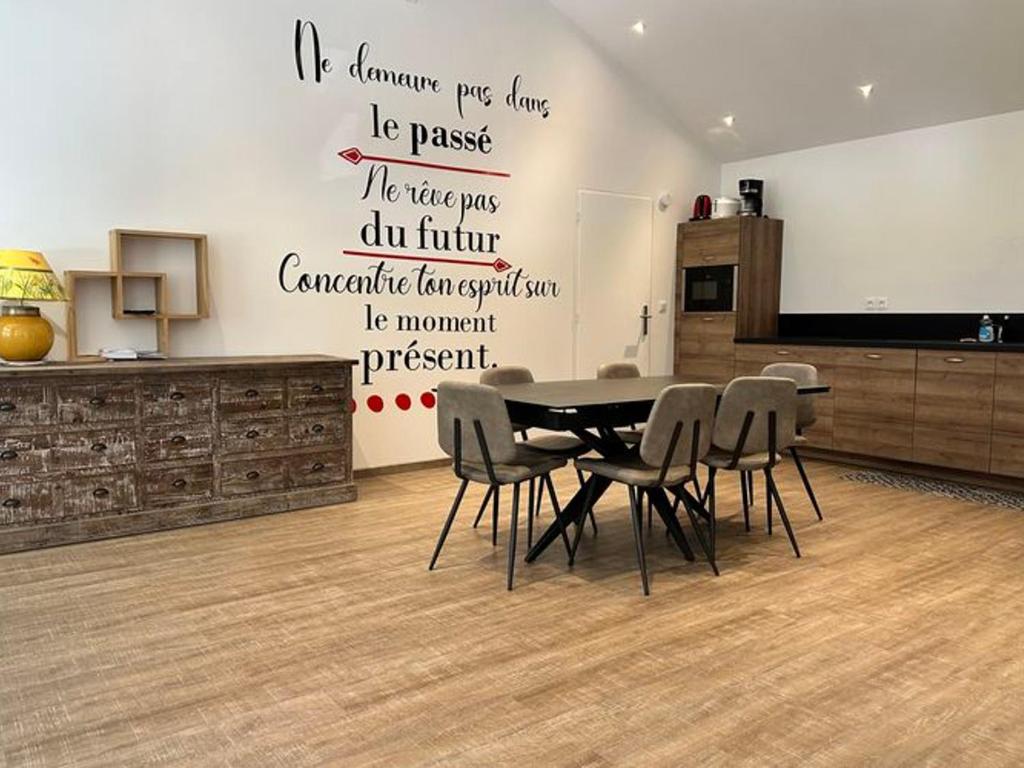 a dining room with a table and chairs in a room at Appartement 6 pers, 2 ch, cuisine équipée à Jumièges - API-1-52-703 in Jumièges