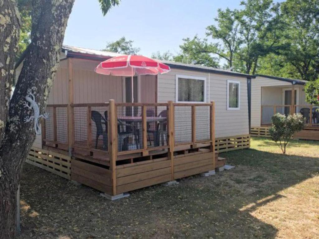 Το κτήριο όπου στεγάζεται  το κάμπινγκ