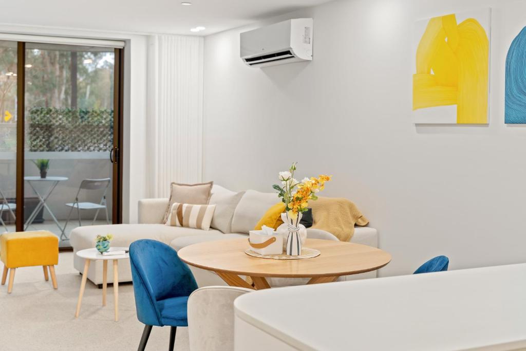 ein Wohnzimmer mit Sofa und Tisch in der Unterkunft Chic Inner North Escape,Dickson n ANU ,Parking in Downer