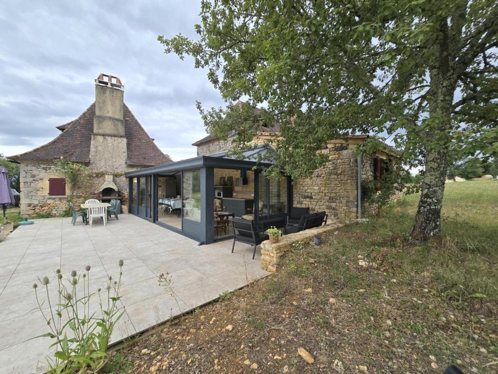 Gîte de charme à Limeuil avec Internet et parking - FR-1-616-497 في Limeuil: منزل به سقف من القش وفناء