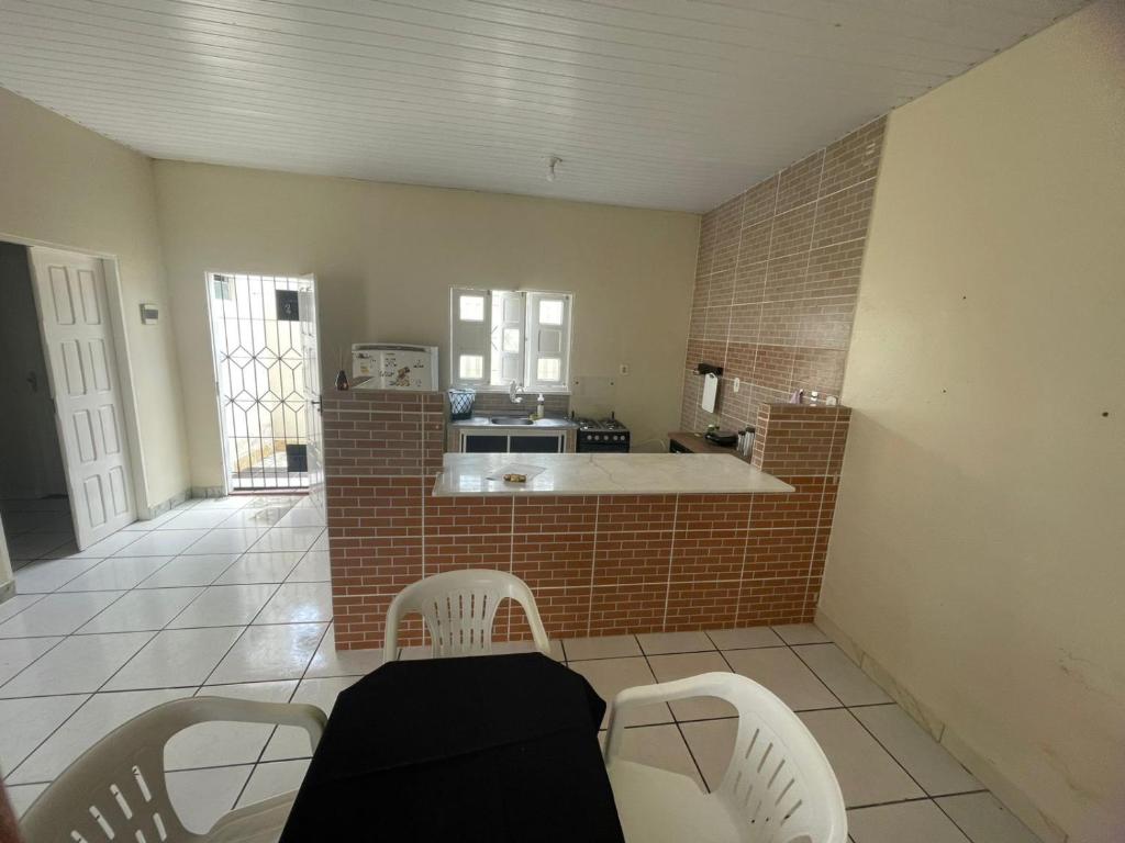 a kitchen with a table and chairs in a room at kit net mobiliada em Oriximiná PA in Oriximiná