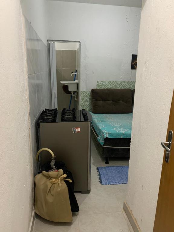 un couloir vers une pièce avec un lavabo et un sac dans l'établissement Dream House, à Bayeux