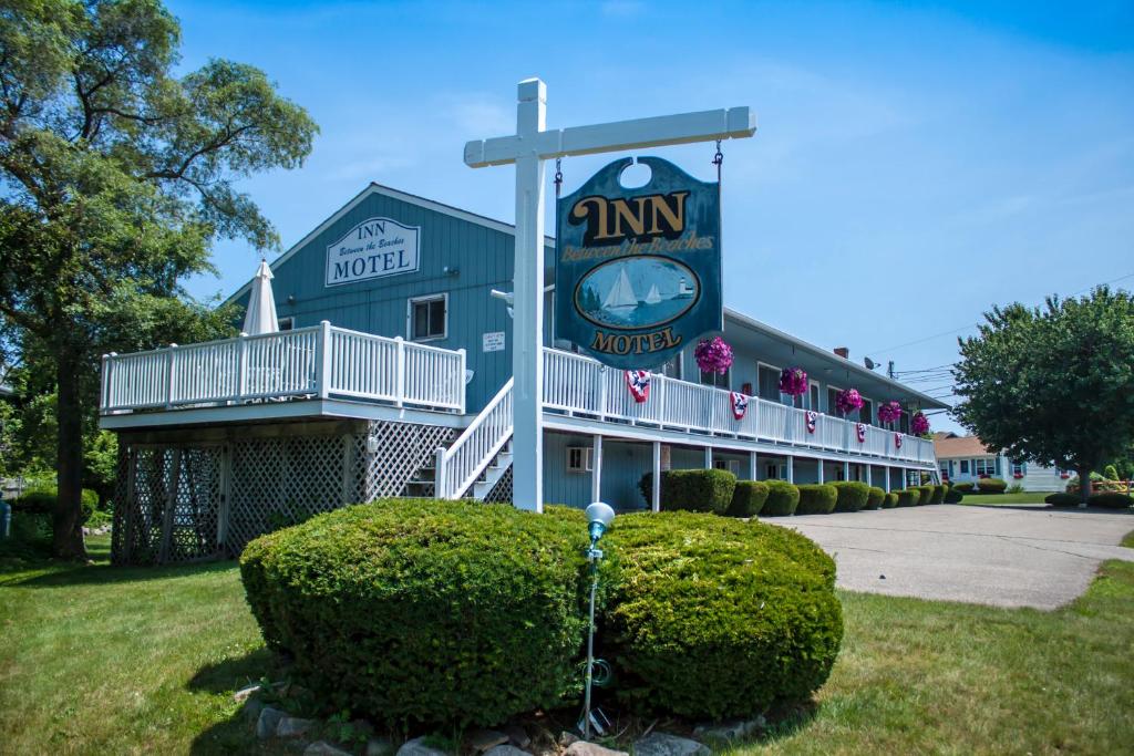 um edifício com um relógio na lateral em Inn Between the Beaches & Villager em York Beach