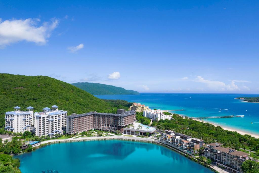 三亚三亚亚龙湾星华华邑度假酒店的海边度假村的鸟瞰图