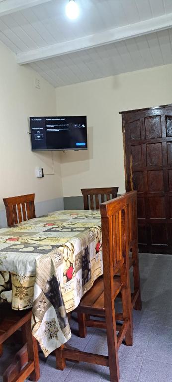 a room with a table and chairs and a television at Casa familiar cómoda in Santiago del Estero