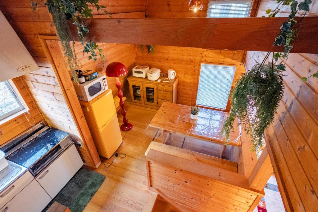 an overhead view of a kitchen in a tiny house at -Secret Bloom- 可愛いがギュッと詰まったパン屋さんとサファリパークに近い黄色いコテージ in Nasu-yumoto