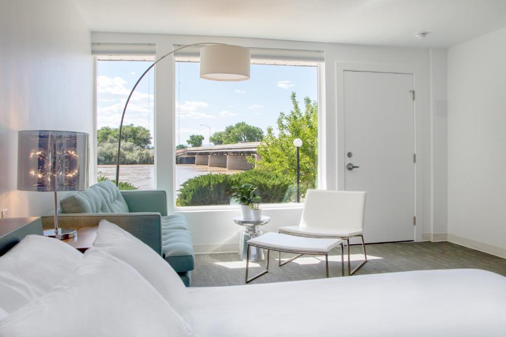 - un salon avec un canapé et une grande fenêtre dans l'établissement Skyfall Guestrooms, à Green River