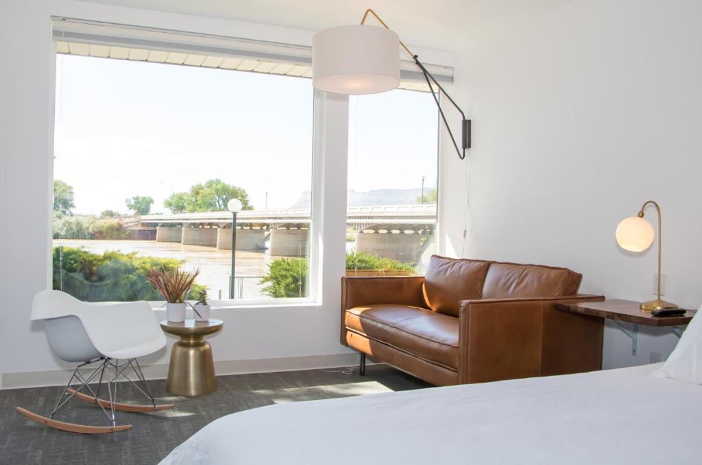 Postel nebo postele na pokoji v ubytování Skyfall Guestrooms
